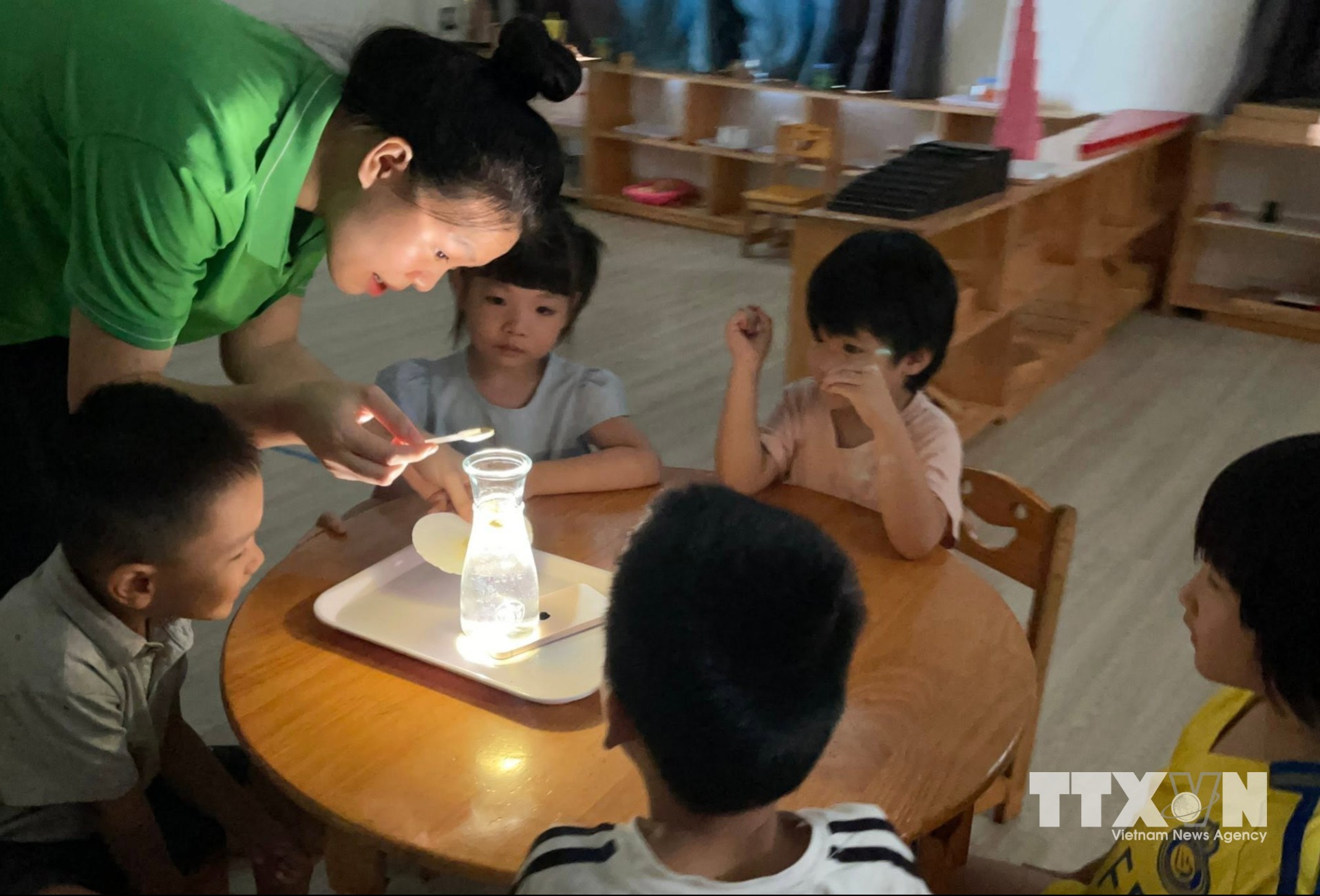 Giáo viên trường Mầm non Chất lượng cao Kỳ Bá (phường Trần Lãm) hướng dẫn trẻ trong hoạt động sáng tạo STEM. (Ảnh: Thu Hoài/TTXVN)